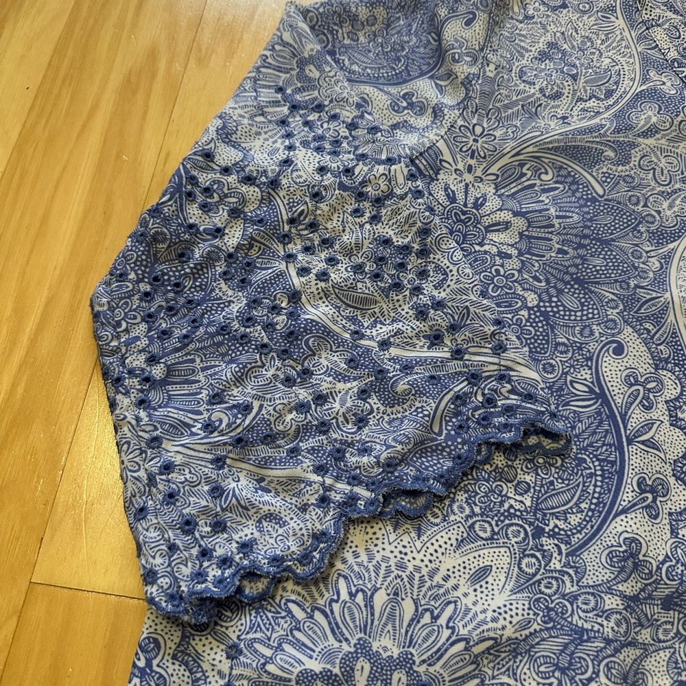 “Multiples” Medium blue and white paisley print w/eyelet border P2P 22" - Picture 7 of 9
